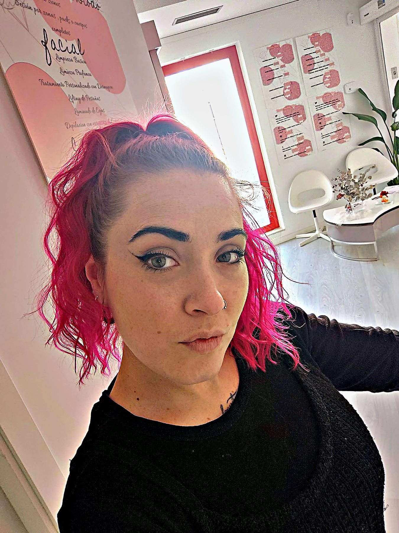 Interior real de Centros Rubí en tonos blancos y rosas, con una persona en primer plano